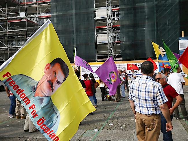 Rund 120 Personen demonstrierten in Zürich gegen die Repressionen des türkischen Präsidenten Recep Tayyip Erdogan.