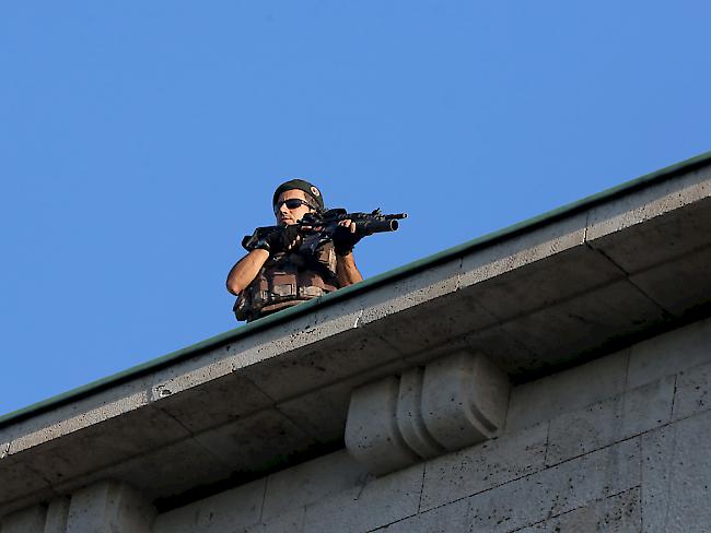 Ein Mitglied der türkischen Präsidentengarde auf dem Dach des Parlamentsgebäudes in Ankara.