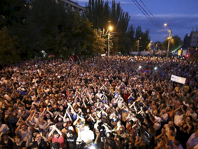 Hunderte Menschen protestierten auf den Strassen Eriwans gegen die Regierung, forderten aber auch ein friedliches Ende der Geiselnahme in einer Polizeistation.