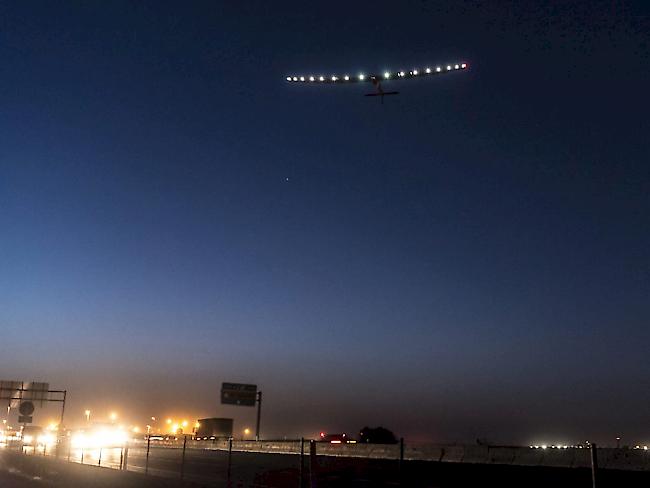 Der Solarflieger "Solar Impulse 2", hier beim Abheben in Sevilla, befindet sich auf seiner letzten Etappe zwischen Kairo und Abu Dhabi. Dort begann vor einem Jahr die Weltumrundung. (Archivbild)