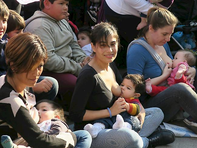Hunderte Mütter demonstrierten in Buenos Aires für ihr Recht, in der Öffentlichkeit ihre Babys stillen zu dürfen. In Argentinien war eine Frau deswegen festgenommen worden.