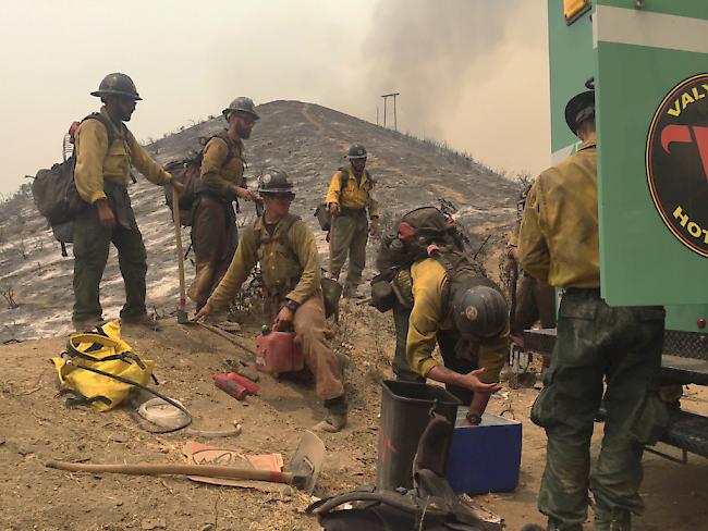 Feuerwehrleute kämpfen gegen die Brände in Kalifornien.