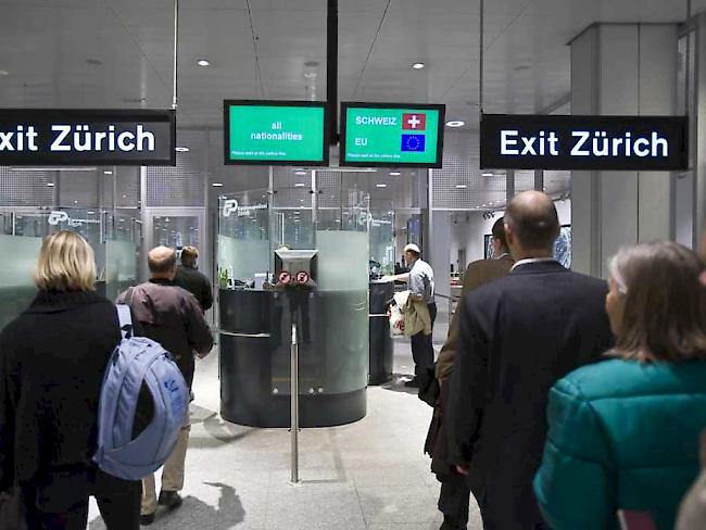 In wenigen Fällen lückenhaft: Wer mit einem Schengen-Visum in die Schweiz einreisen will, wird überprüft.