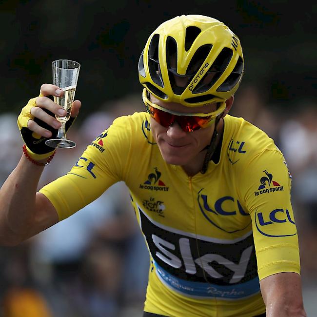 Gesamtsieger Chris Froome lässt sich auf der letzten Tour-de-France-Etappe feiern
