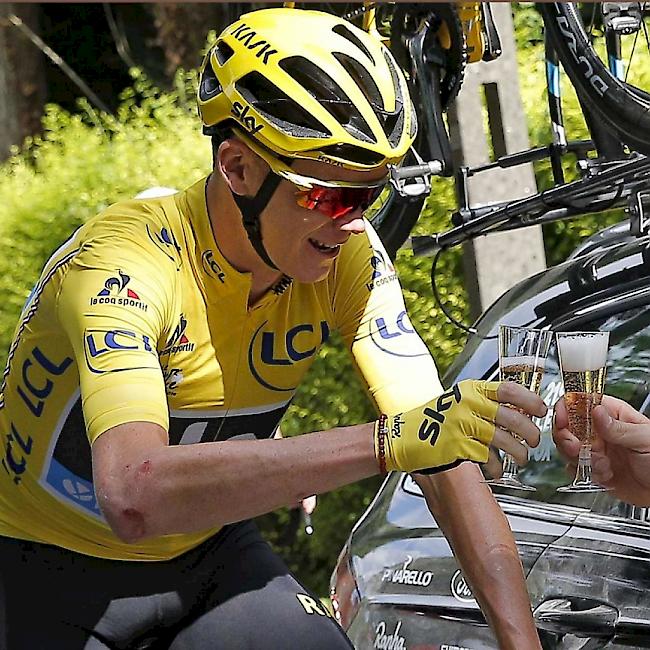 Chris Froome gönnt sich auf der letzten Tour-de-France-Etappe ein Gläschen Champagner. Der Brite sicherte sich nach 2013 und 2015 zum dritten Mal den Gesamtsieg