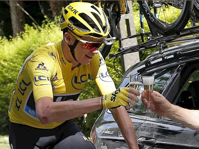 Chris Froome gönnt sich auf der letzten Tour-de-France-Etappe ein Gläschen Champagner. Der Brite sicherte sich nach 2013 und 2015 zum dritten Mal den Gesamtsieg