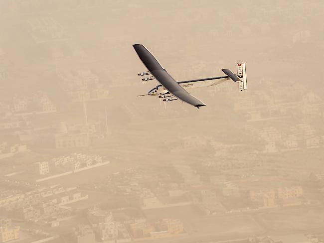 In ein paar Stunden ist die Erdumrundung voraussichtlich geschafft und die Solar Impulse wird wieder fliegen, wo sie im März 2015 nach dem Aufbruch flog: über Abu Dhabi (Archivbild)