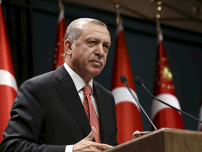 Der türkische Präsident Recep Tayyip Erdogan verteidigte in einem Interview mit der ARD die Debatte über die Wiedereinführung der Todesstrafe in der Türkei nach dem Putschversuch. Das Volk wolle sie. (Archivbild)