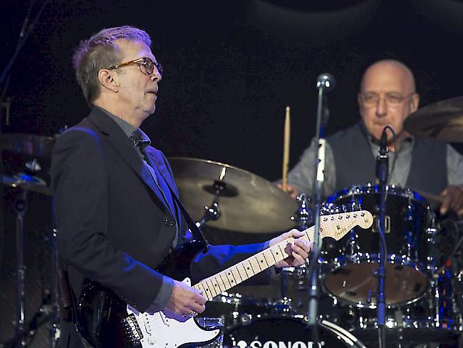 Eric Clapton bei einem Auftritt in Basel im November 2013: Er versteigerte eine seiner Gitarren zu Gunsten der Frau eines Freundes, die an Leukämie erkrankt ist. (Archivbild)