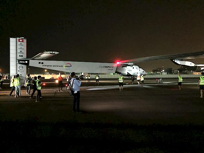 Kurz nach 2 Uhr Schweizer Zeit ist Bertrand Piccard mit dem Solarflugzeug "Solar Impulse 2" in Abu Dhabi gelandet - die Weltumrundung ist damit abgeschlossen.