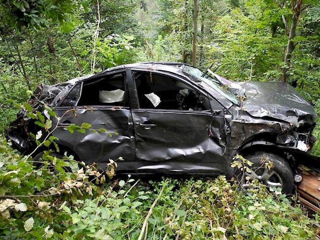 Der 65-Jährige, der mit seinem Auto im Kanton Obwalden abgestürzt war, konnte sich zwar aus dem Wrack befreien, erlag aber darauf auf einem Waldweg seinen Verletzungen.
