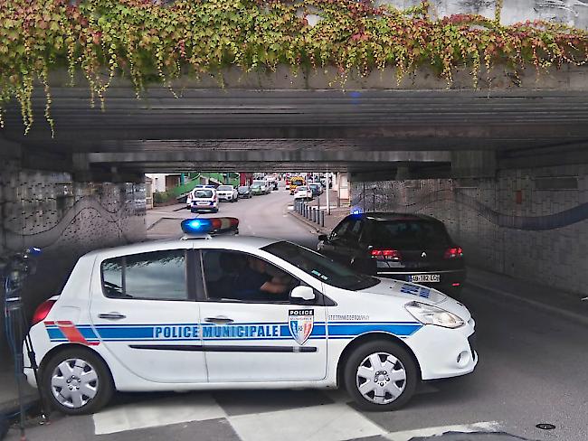 Ein Polizeiauto sperrt in Saint Etienne du Rouvray die Strasse: Zuvor hatten die Spezialeinheiten die beiden Geiselnehmer getötet.