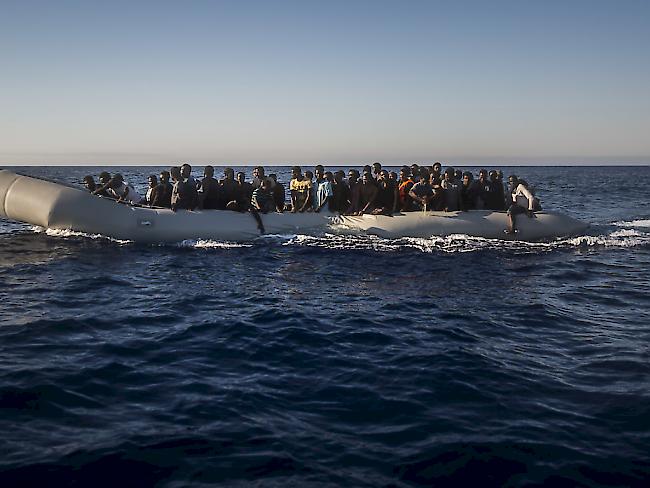 Flüchtlinge in einem Gummiboot vor Libyen. Sie konnten gerettet werden - im Gegensatz zu mehr als 3000 Menschen, die 2016 bereits im Mittelmeer ertranken. (Archiv)
