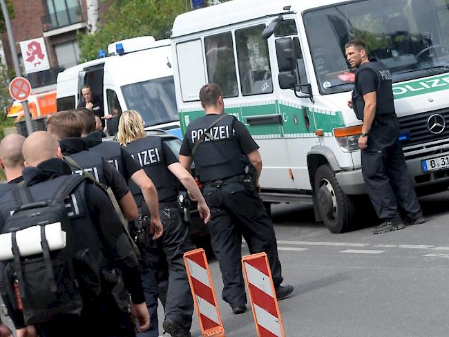 Aufgebot von Polizeikräften nach den Schüssen im Benjamin-Franklin-Spital in Berlin-Steglitz.
