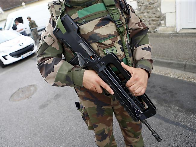 Ein Soldat bewacht den Tatort in Saint-Etienne-du-Rouvray.