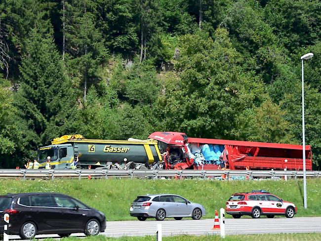 Schwerer Unfall: Ein Auto wurde vor dem Gotthard zwischen zwei Lastwagen eingeklemmt.