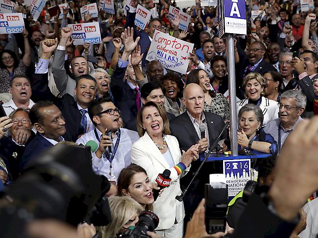 Die Delegation der Demokraten aus Kalifornien beim Nominierungsparteitag in Philadelphia: Hillary Clinton erreichte die absolute Mehrheit der Delegiertenstimmen und ist damit offiziell als Präsidentschaftskandidatin nominiert.