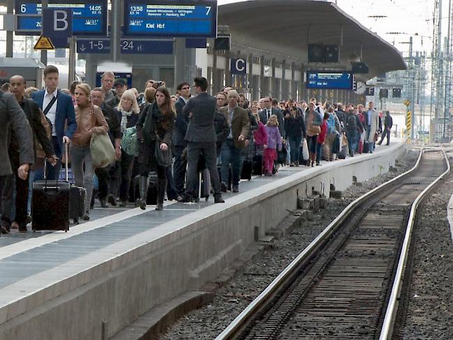 Bahnreisende in Frankfurt: Die Deutsche Bahn plant laut einem Medienbericht, angesichts der Terrorgefahr hunderte Sicherheitsleute neu einzustellen. (Archivbild)