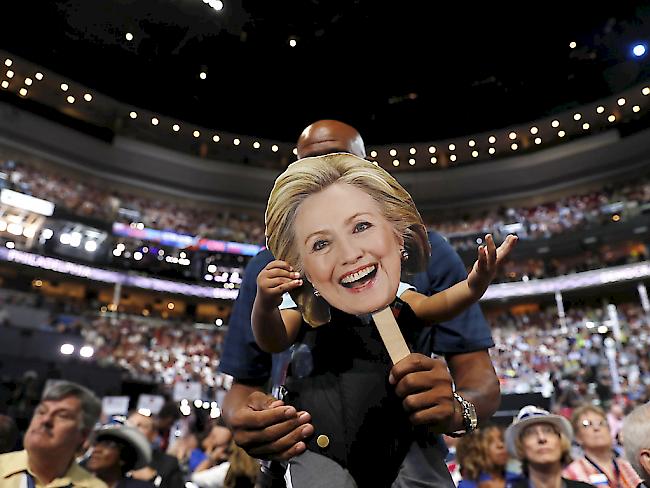 Der 16 Monate alte Ethan hält am Parteitag der Demokraten ein Schild mit dem Gesicht der soeben nominierten US-Präsidentschaftskandidatin Hillary Clinton hoch.