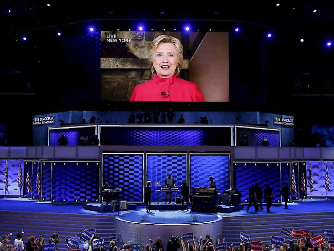 Per Video-Schaltung aus New York bedankte sich Hillary Clinton bei den US-Demokraten für die Nomination als Präsidentschaftskandidatin. Ein Auftritt Clintons, bei dem sie die Nomination annehmen wird, ist für Donnerstag geplant.