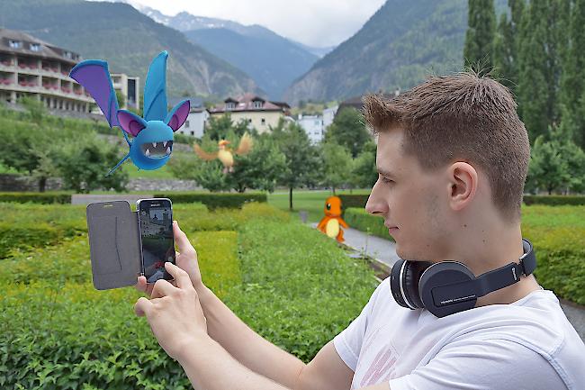 «Gamer» Carlo Volken beim Einfangen der Pokémon im Briger Stockalpergarten.