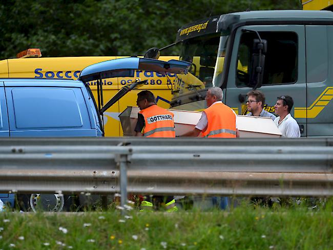 Eine vierköpfige Familie starb am Dienstag bei einem schweren Verkehrsunfall auf der A2 bei Quinto. Der Lastwagenfahrer schwebt weiterhin in Lebensgefahr.