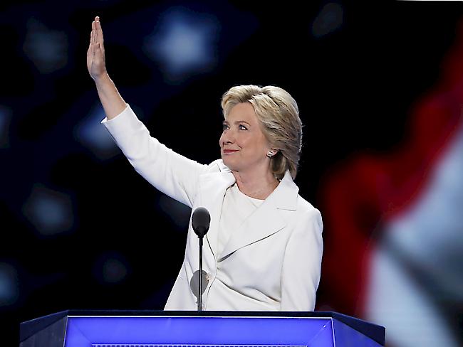 Hillary Clinton winkt den Delegierten auf dem Parteitag der US-Demokraten in Philadelphia: Sie hat soeben als erste Frau die Nomination als US-Präsidentschaftskandidatin einer grossen Partei angenommen.