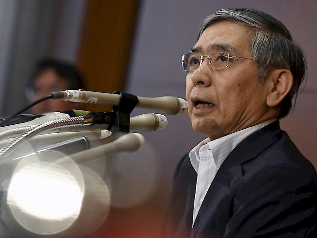 Die japanische Notenbank, hier ihr Chef Haruhiko Kuroda, lockerte die Geldpolitik des Landes weiter. (Archivbild)
