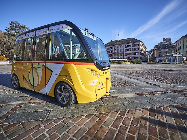 Seit einigen Wochen kurvt der erste selbsfahrende Bus der Schweiz durch die Sittener Innenstadt. Einheimische und Besucher haben den chauffeurlosen Winzling bereits ins Herz geschlossen.