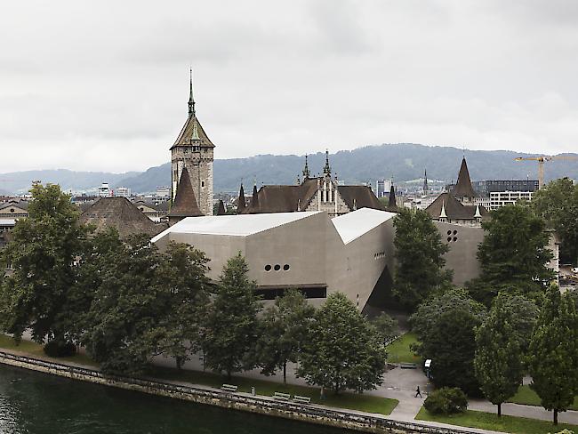 Der Neubau des Landesmuseums Zürich mit dem bestehenden Altbau dahinter und der Limmat im Vordergrund.