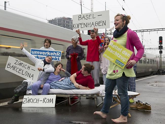 umverkehR-Aktivistinnen und Aktivisten demonstrierten Anfang 2015 im Zürcher Hauptbahnhof für die Erhaltung der Nachtzüge. (Archivbild)
