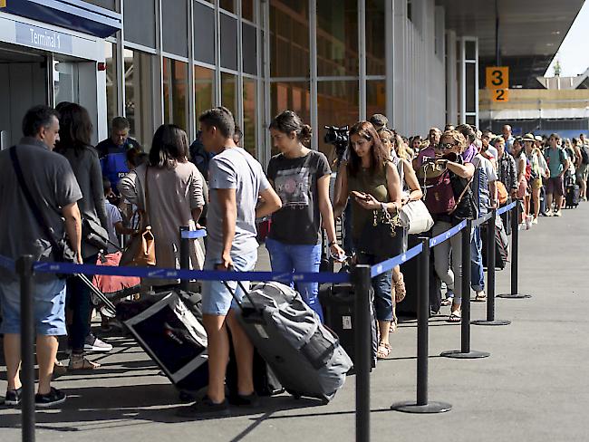 Wegen verschärfter Sicherheitsvorkehrungen nach dem falschen Bombenalarm war es am Mittwoch am Flughafen Genf zu langen Wartezeiten gekommen.