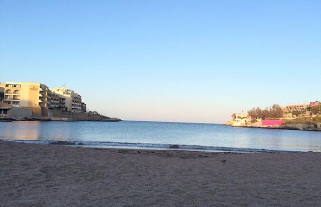 Die St. Georges Bay in St. Julians: Der Strand liegt in der Nähe der Sprachschule. Rechts im Bild ist der EF-Beach-Club zu erkennen.