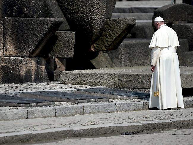 Papst Franziskus am Mahnmal für die Holocaust-Opfer in Birkenau.