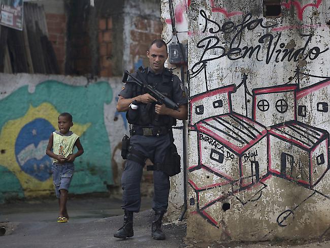 Der verstärkten Polizeipräsenz zum Trotz: Die Mordrate im Bundesstaat Rio de Janeiro ist sprunghaft gestiegen. (Archivbild)