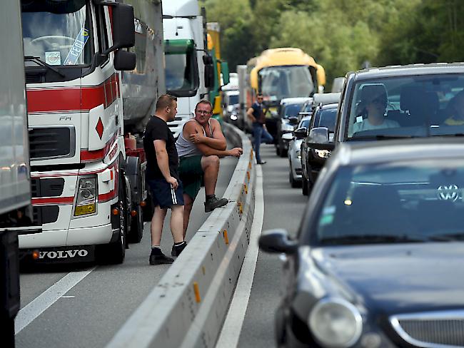 Das Warten geht weiter: Auf der Autobahn A2 in Richtung Gotthard steht der Verkehr. (Archivbild)