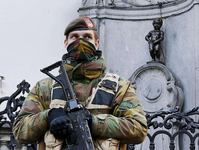 Ein Soldat bewacht die "Manneken Pis"-Statue in Brüssel. In Belgien gilt derzeit die zweithöchste Terror-Alarmstufe. (Archiv)