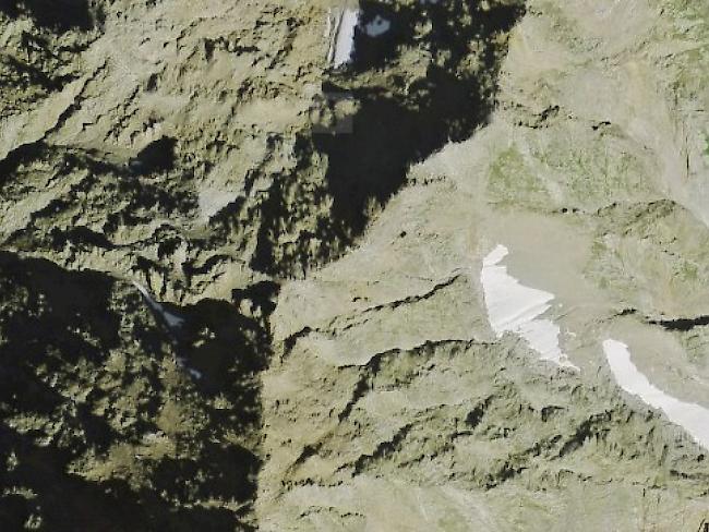 Auf dem Weg zum Bristen, zwischen Rot Bristen und Vorgipfel, ist ein Berggänger tödlich verunglückt. (Luftbild: Swisstopo)