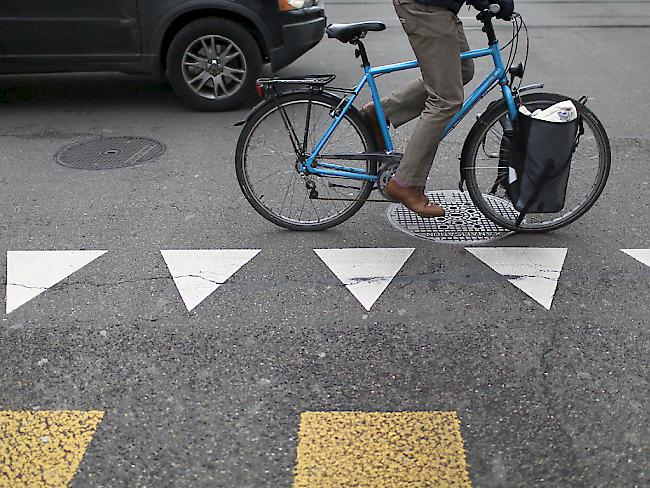 Mit dem Velo zur Arbeit statt mit dem Auto - das zahlt sich aus, zeigt eine neue Studie. (Symbolbild)