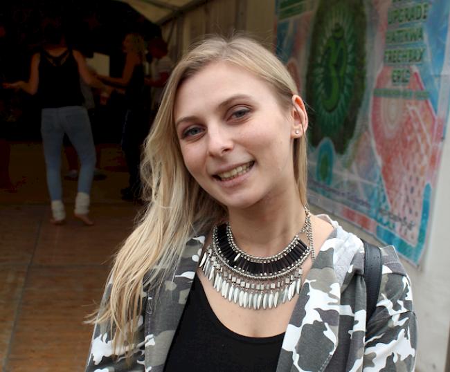 Alix Vogel (21), Sitten: «Ich plane nur um die 200 Franken auszugeben, da ich zu wenig vertrage, um wirklich viel Geld für Alkohol ausgeben zu müssen. Ansonsten degustiere ich mich durch die Imbissbuden auf dem Festivalgelände.»