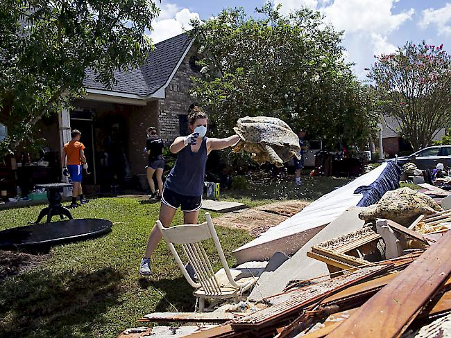 Helfer räumen ein Haus in Baton Rouge aus, das bei den Überschwemmungen beschädigt wurde. US-Präsident Obama wird am Dienstag in den Flutgebieten erwartet.