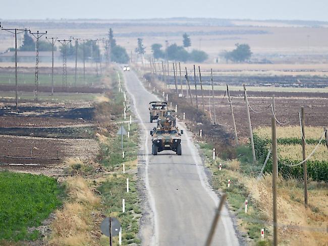Türkische Panzer patrouillieren nahe der Stadt Kilis, die ander Grenze zu Syrien liegt. Dort sind erneut Raketen eingeschlagen. (Archiv)