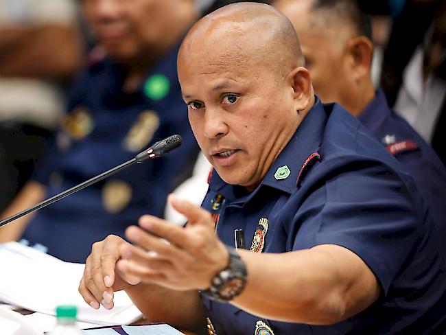Der philippinische Polizeichef General Ronald Dela Rosa verteidigt vor dem Senat das harte Vorgehen gegen Drogenkriminelle.
