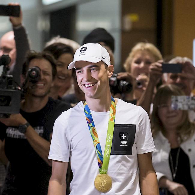 Mountainbike-Olympiasieger Nino Schurter wird bei seiner Rückkehr in die Schweiz herzlich empfangen