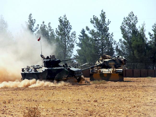 Türkische Panzer im Grenzort Karkamis, der in der Türkei gegenüber dem nun angegriffenen Dscharablus liegt.
