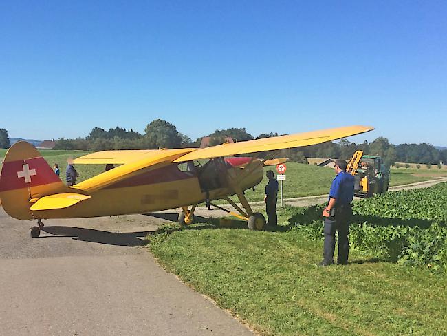 Dem 72-jährigen Piloten gelang eine sichere Landung auf einem Feld in Ermatingen TG. (Kapo TG)