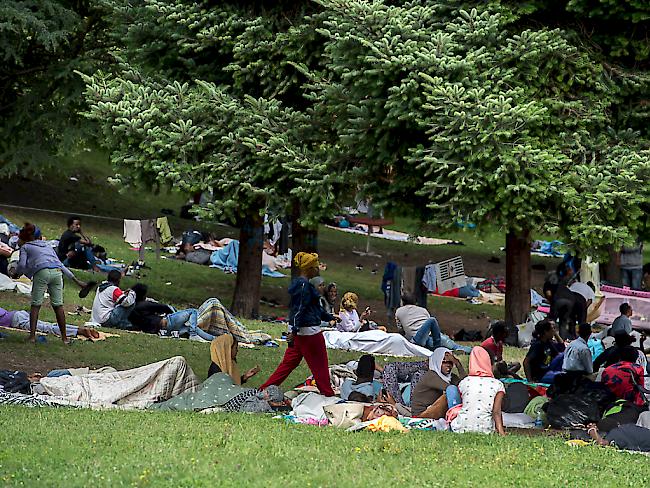 Im italienischen Grenzort Como halten sich seit etwa Mitte Juli rund 500 Migranten auf. (Archivbild)
