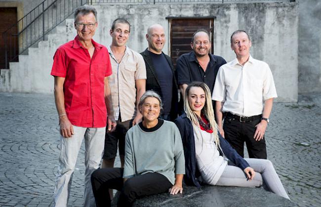 Sitzend (von links): Laetitia Heinzmann Bellwald, Enya Pfammatter; stehend (von links): Bendicht Bay
Mengis, Jonathan Erpen, Adrian Streun, Gilbert Truffer-Dias und Thomas Antonietti.