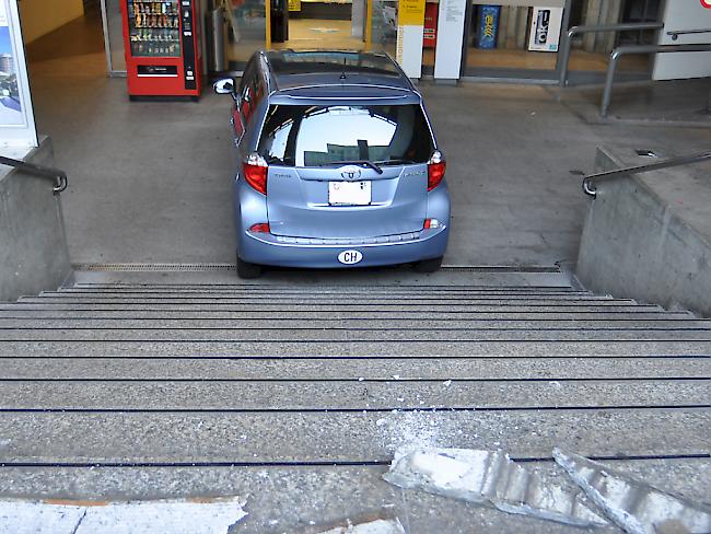 Ein Autolenker fährt in Basel die Treppe zur Post-Passage hinunter.