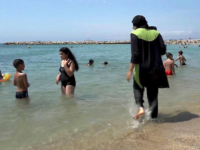 Eine Frau in einem Burkini an einem Strand im südfranzösischen Marseille. Die umstrittenen Verbote des muslimischen Ganzkörperbadeanzugs an französischen Stränden wurden vom Staatsrat in Paris nun für unrechtmässig erklärt. (Archiv)